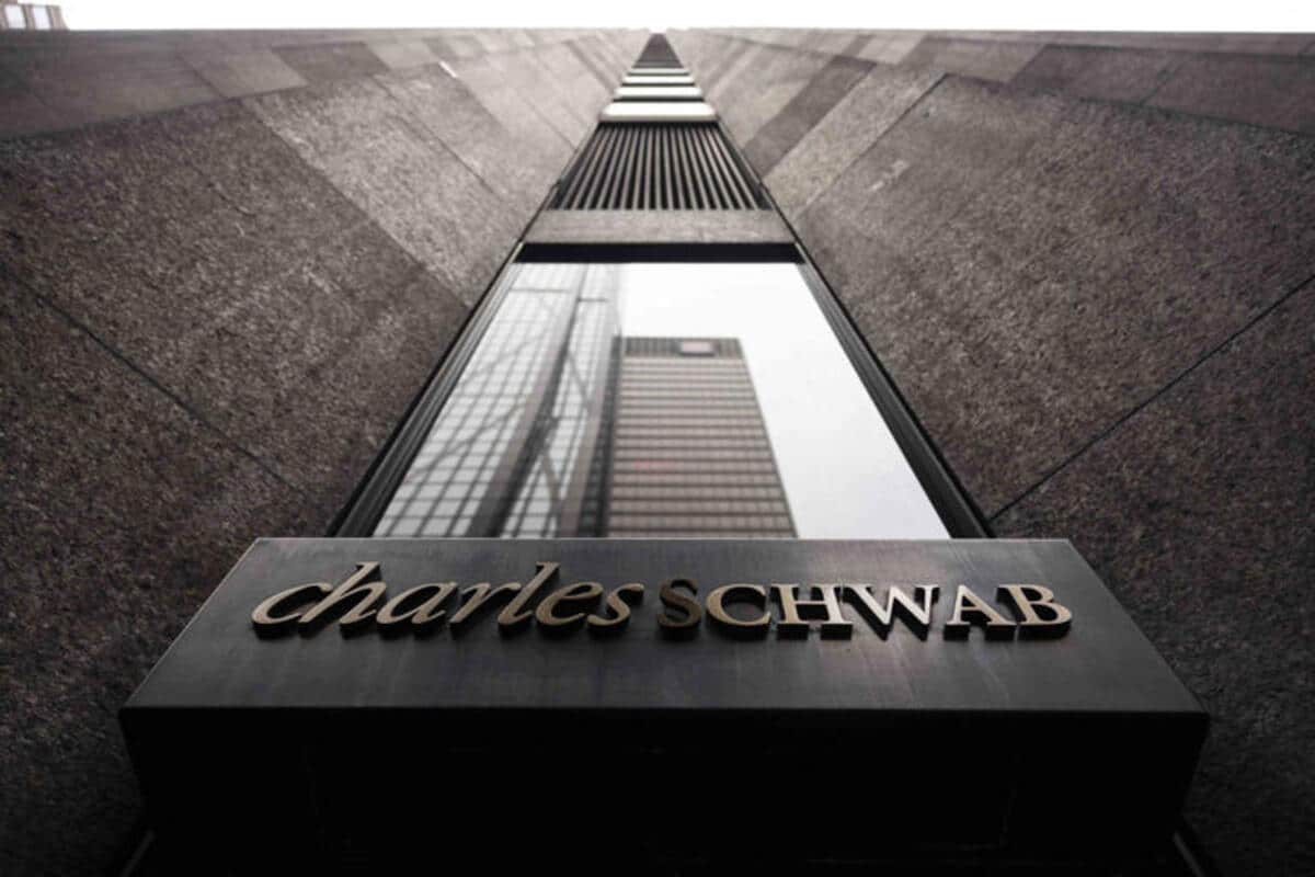 El bróker Charles Schwab podría lanzar su propio ETF de Bitcoin